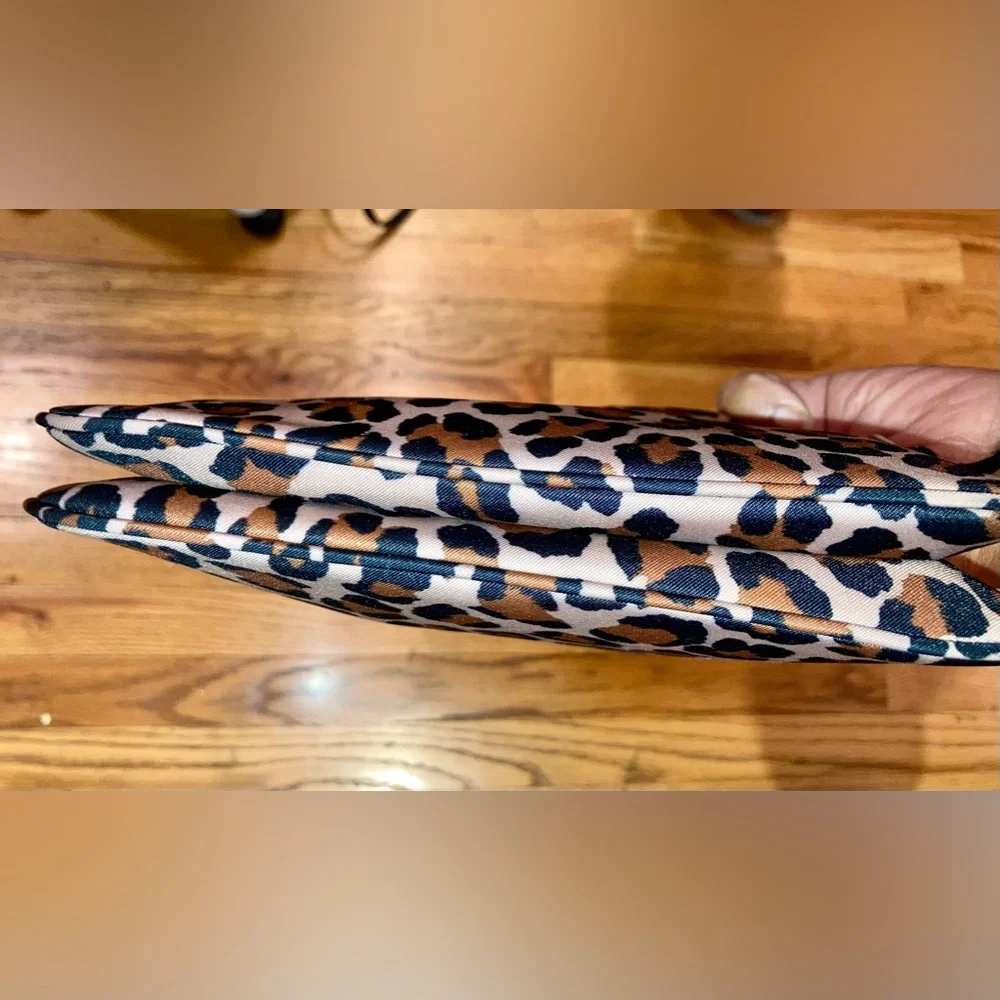 Kate Spade New York CHELSEA LEOPARD MEDIUM WRISTLET POUCH